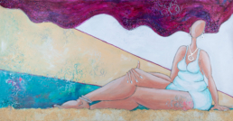 Frau in weißem Badeanzug mit wehendem violettem Haar - Abstrakte Darstellung - Mixed Media auf Leinwand