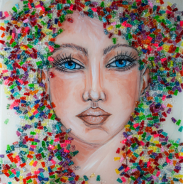 Portrait einer jungen Frau mit intesiv blickenden blauen Augen- Die Frisur besteht aus Gummibärchen - Mixed Media auf Holzmalgrund