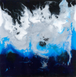 Abstraktes Bild mit Flammenstrukturen in Blau und Weiß - Hochglanz - Mixed Media auf Holzmalgrund