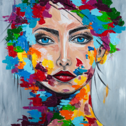 Portrait einer jungen Frau mit strahlend blauen Augen und abstrakt dargestellten Haaren aus intensiven Farbklecksen - Mixed Media auf Holzmalgrund